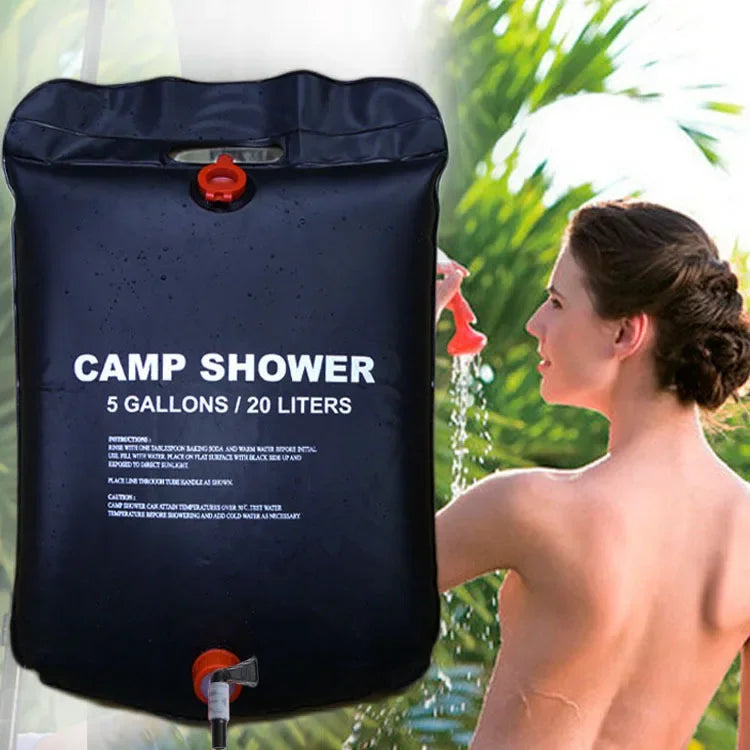 Sac de douche solaire suspendu en extérieur