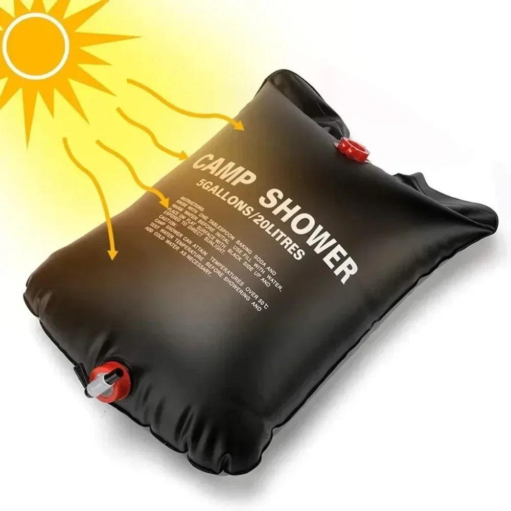 Détail du pommeau et du tuyau de la douche solaire